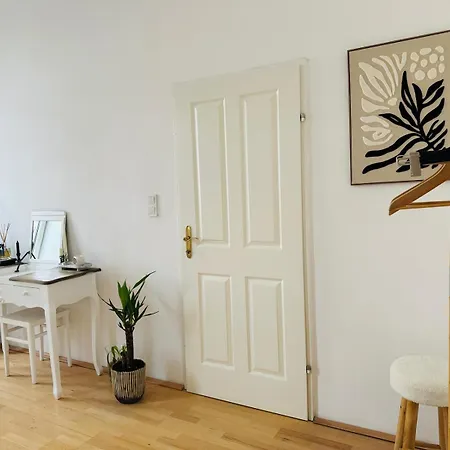 Modern 2-bedroom With Living Room, 15 Minutes To Vienna Center By Metro Grossing (Liezen)