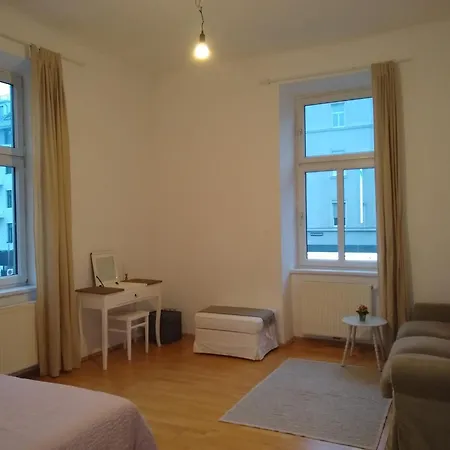 Modern 2-bedroom With Living Room, 15 Minutes To Vienna Center By Metro *